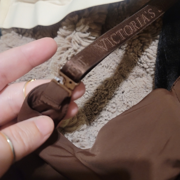 3 BNWT Victoria Secret bras in Black/lace,Silk brown & Beige 40C - Picture 7 of 13